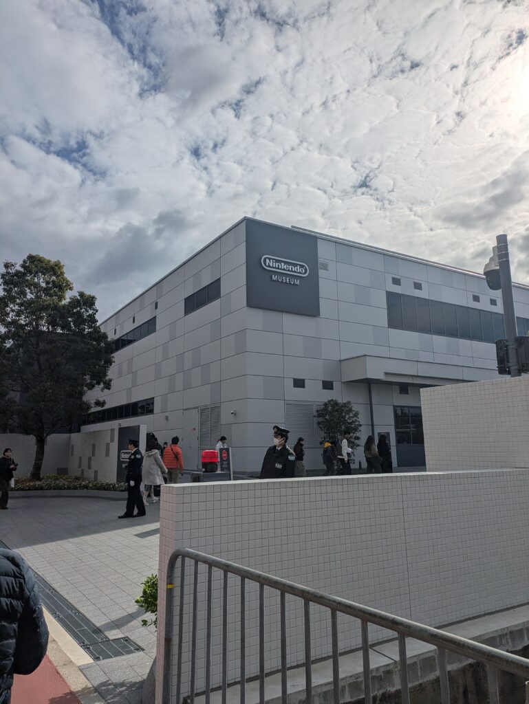 Prédio do Nintendo Museum em Uji visto do lado de fora em novembro de 2024.