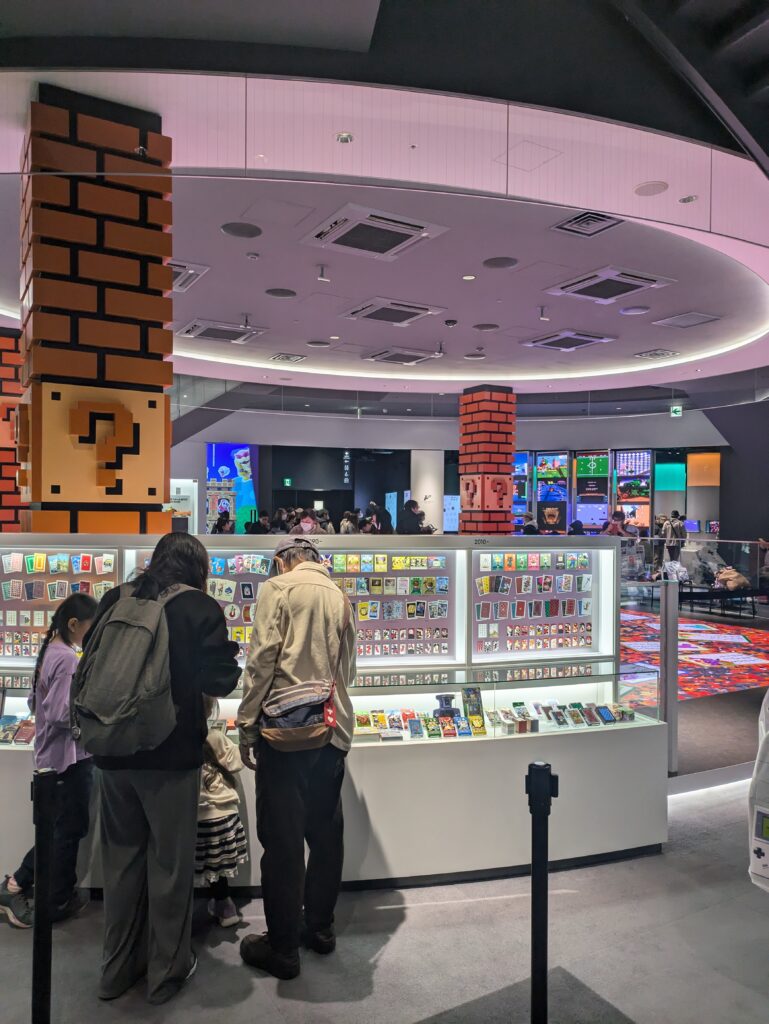 Exposição com cartas e produtos históricos da Nintendo dentro do Nintendo Museum.