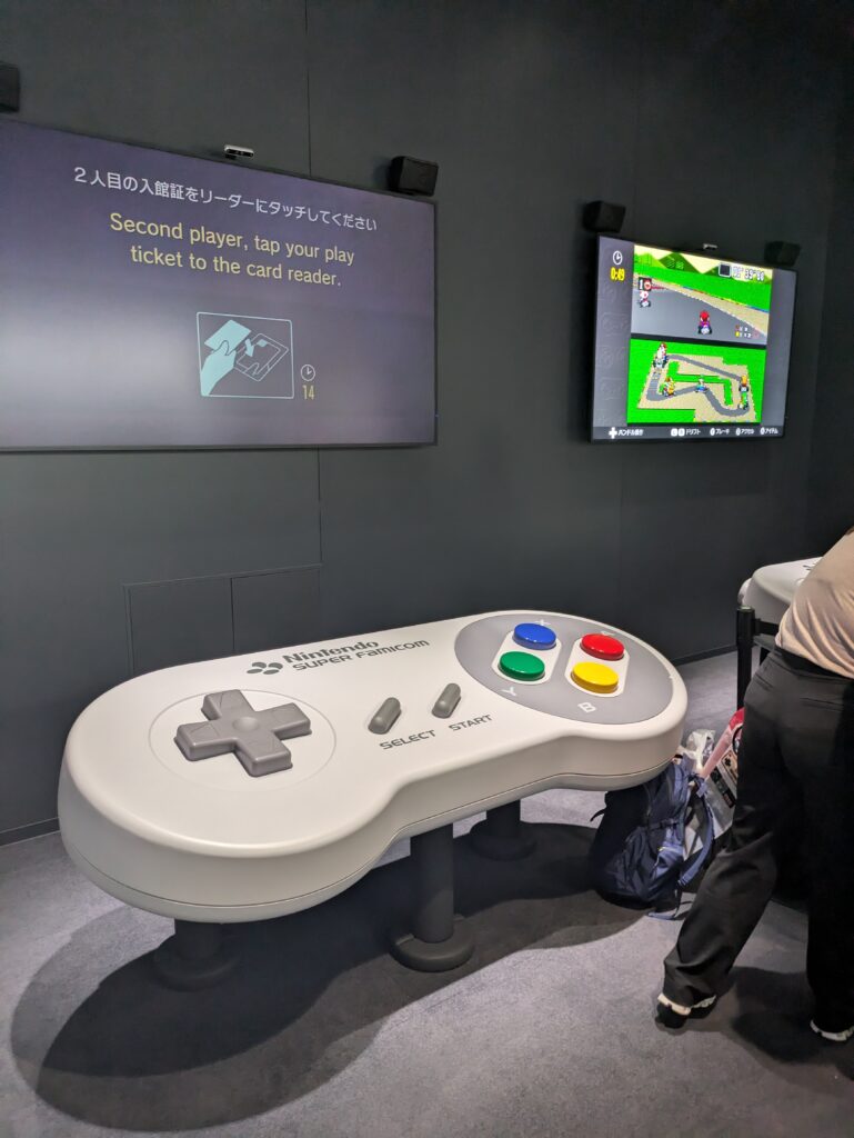 Controle gigante do Super Famicom usado na atração Big Controller do Nintendo Museum.