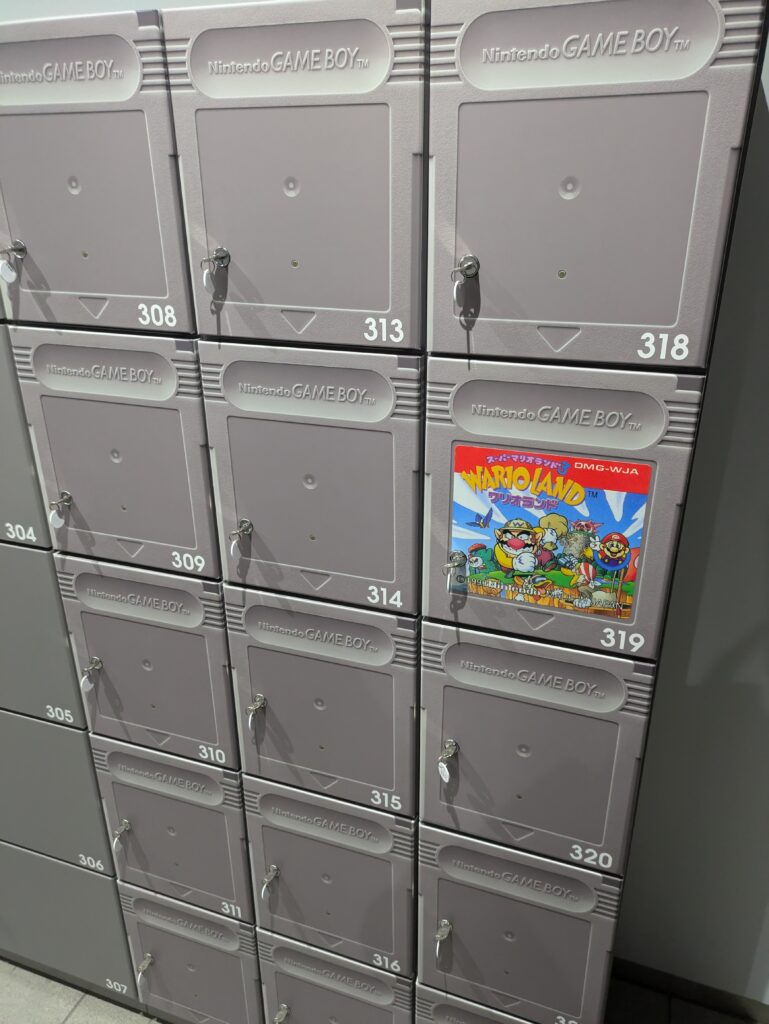 Armários para visitantes do Nintendo Museum decorados como cartuchos de Game Boy.