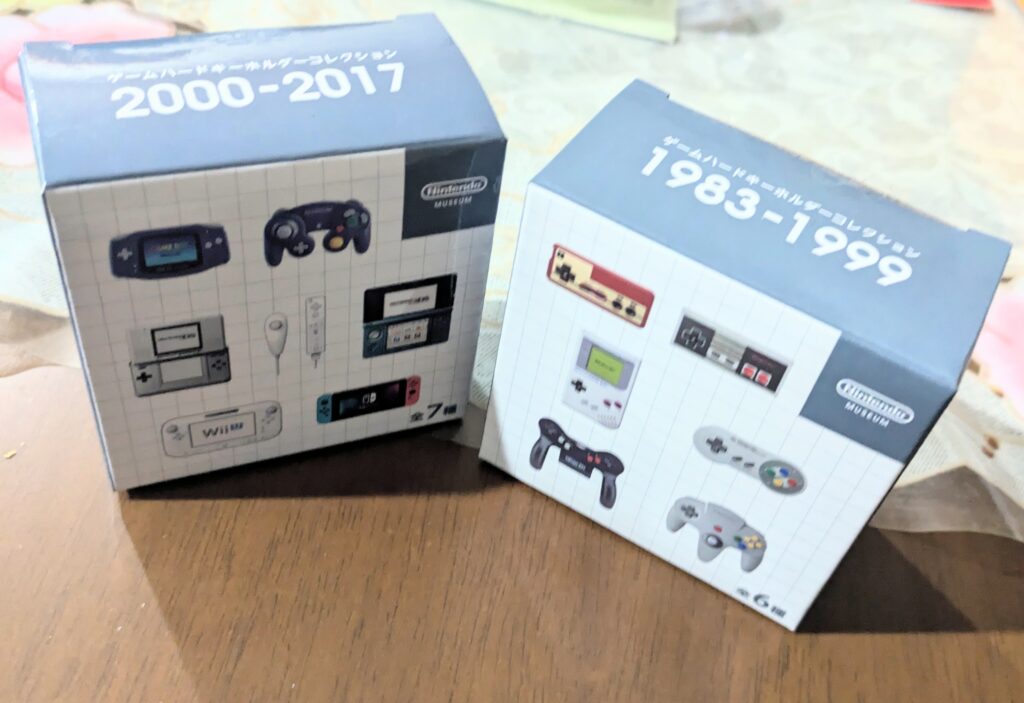 Caixas de souvenirs do Nintendo Museum com controles e consoles Nintendo de diferentes gerações.